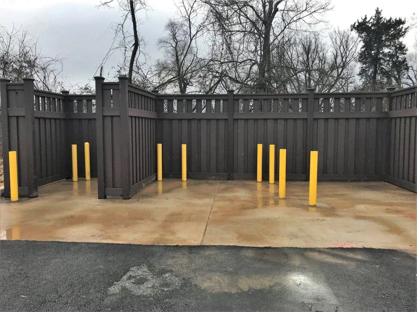 Parkway Apartments Trex Fencing Trash Enclosure Trex Fencing Trash Enclosure for Parkway Overlook Apartments in Washington, DC.