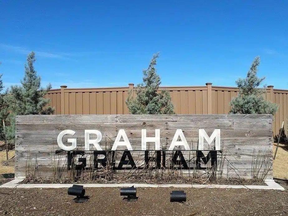 >> HOA 2 A community sign in front of a Trex perimeter fence for a homeowner association in Texas.