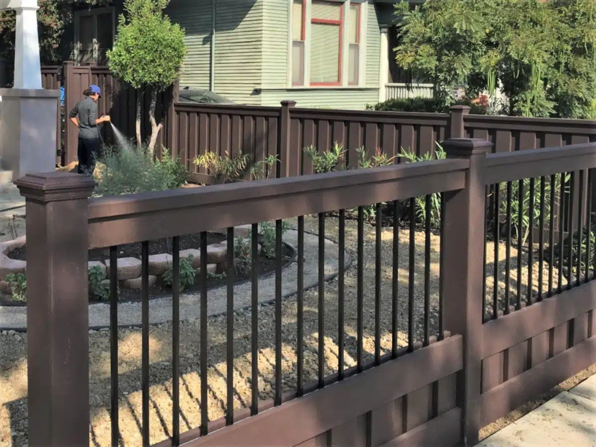 trex-fencing-with-ornamental-aluminum-panels A front yard with a Trex fence using aluminum panels to create a semi-private fence.