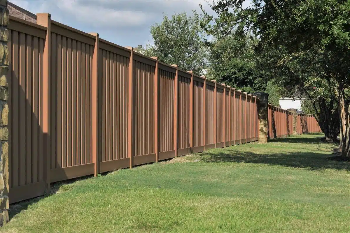 hero image of Trex composite fencing Seclusions style Saddle color