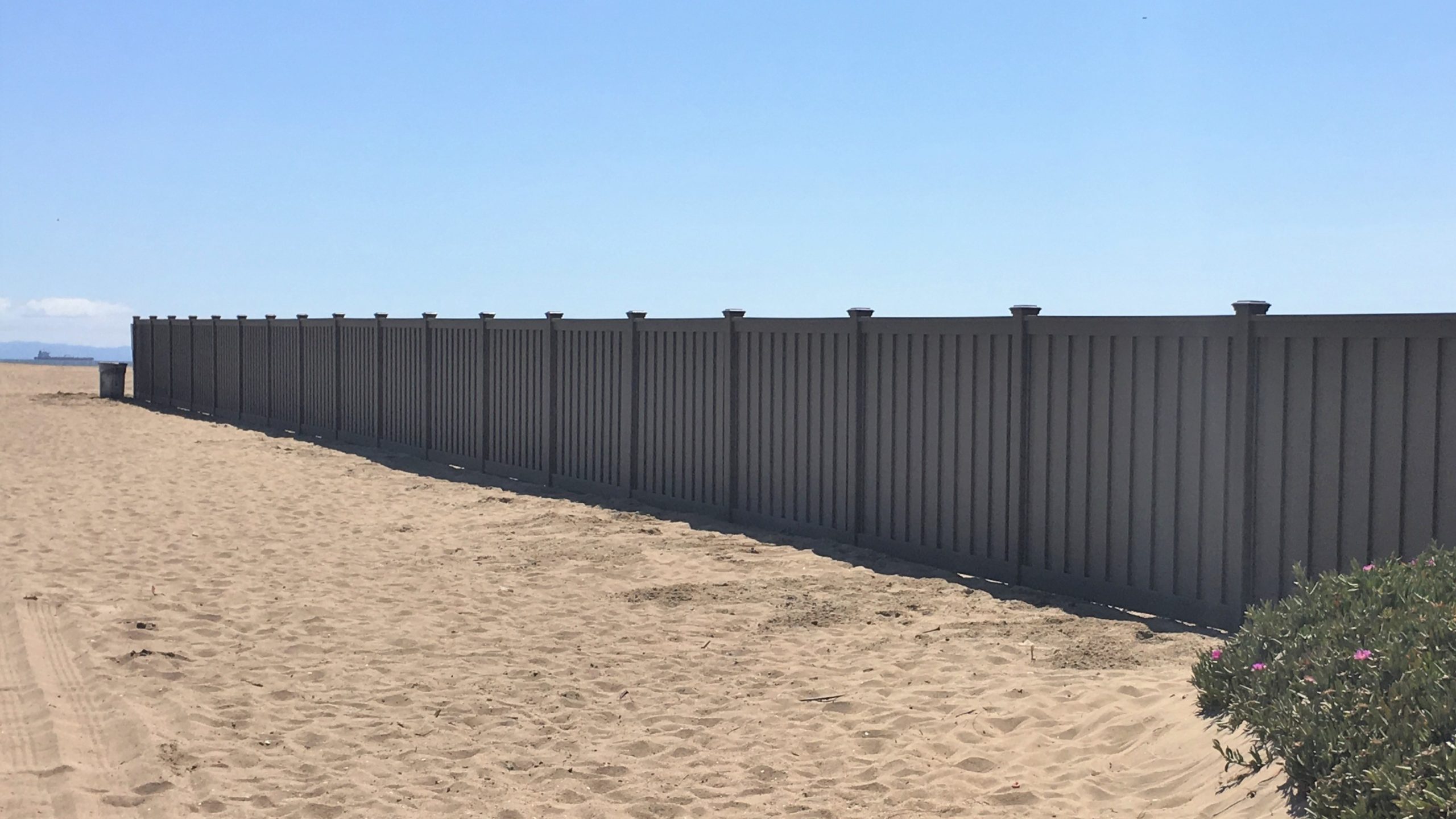 Trex Fencing - Beach installation in California Trex Composite Fencing in San Diego | Find Local Dealers & Installers 5